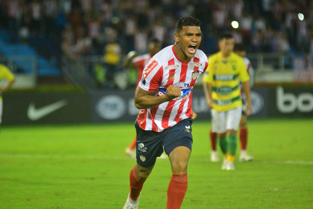 Rafael Pérez celebra el segundo gol del partido, mediante cobro de tiro penal.