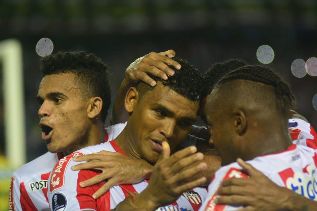 Luis Díaz e Iván Rivas celebran con Rafael Pérez el segundo gol.