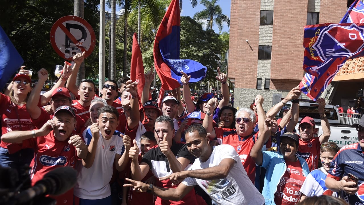 Los hinchas del Medellín acuden a apoyar a su equipo.