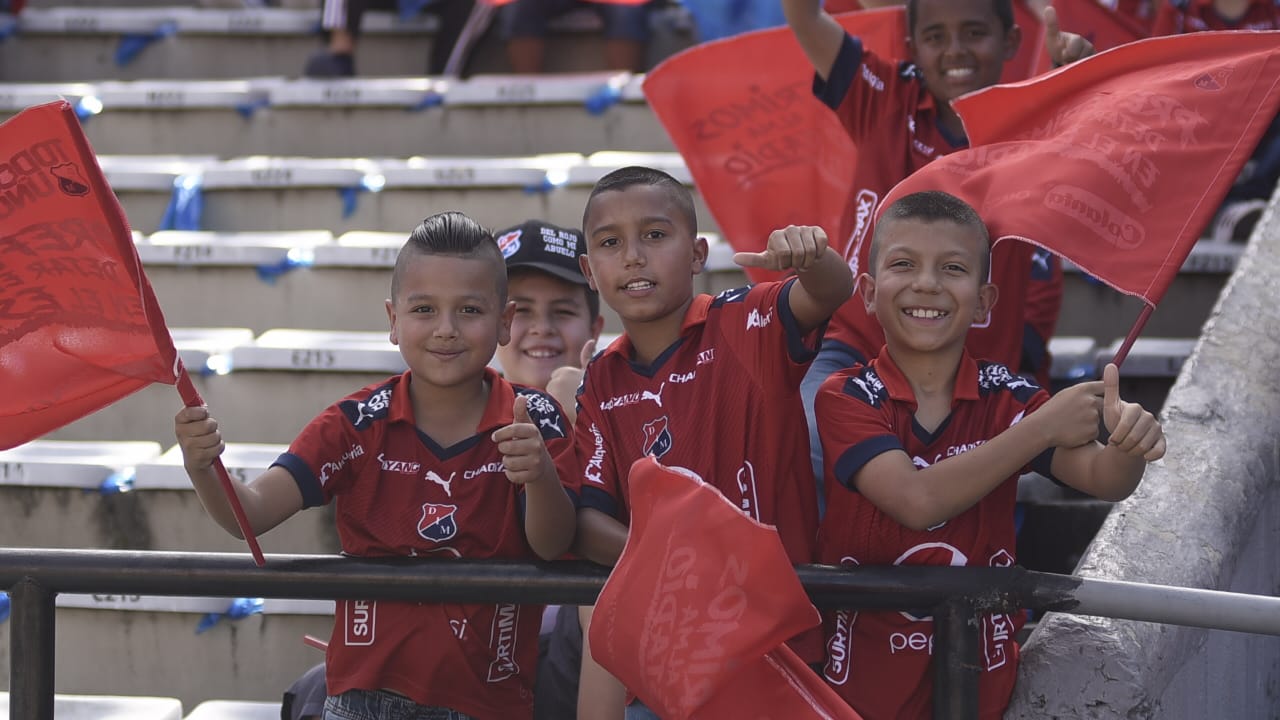 Los niños apoyan al equipo en el estadio.