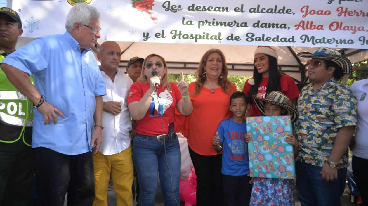 El alcalde de Soledad, la Primera Dama y la gerente del Materno Infantil en la entrega de regalos de navidad a los niños.