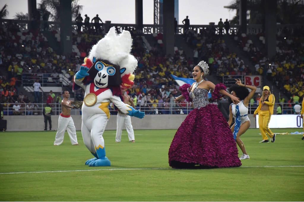 La Reina Valeria con 'Baqui', simbolo de los Juegos Centroamericanos y del Caribe.
