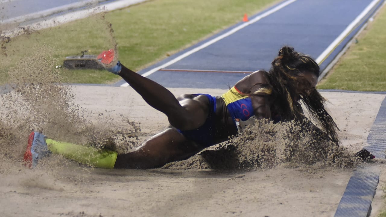 Caterine Ibargüen concluyendo el salto que le significó la medalla de oro.