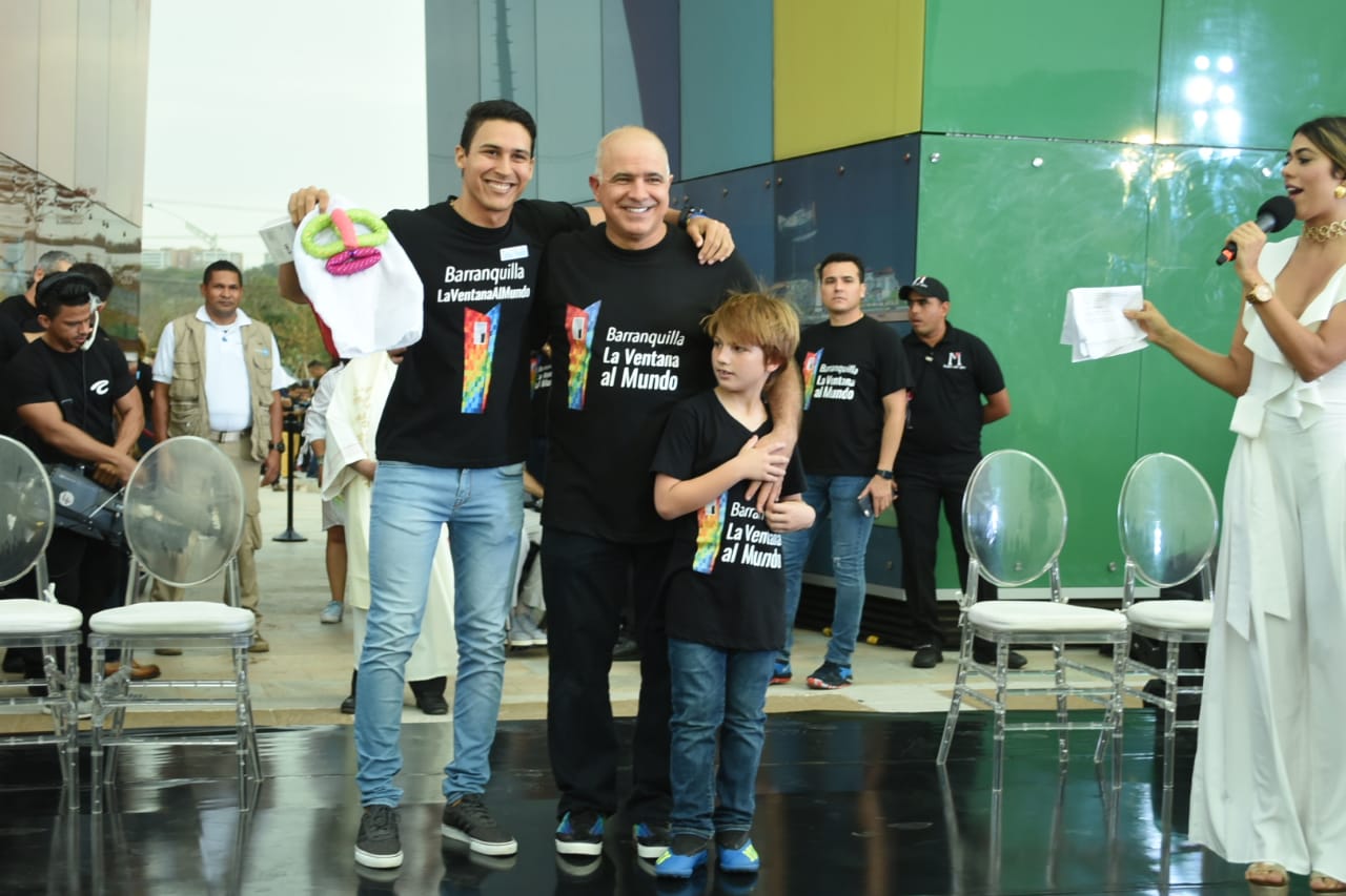 Christian Daes con Jorge Movilla, uno de los ganadores del concurso de fotografía.