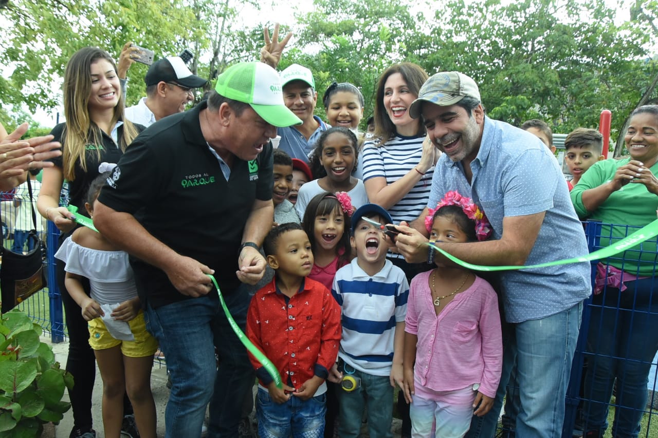 El Alcalde compartió con los niños de Barranquilla en la inauguración de este parque en el norte de la ciudad.