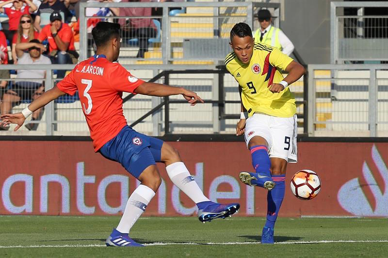 Rivaldo Correa soltando un remate ante el asedio de Lucas Alarcón.