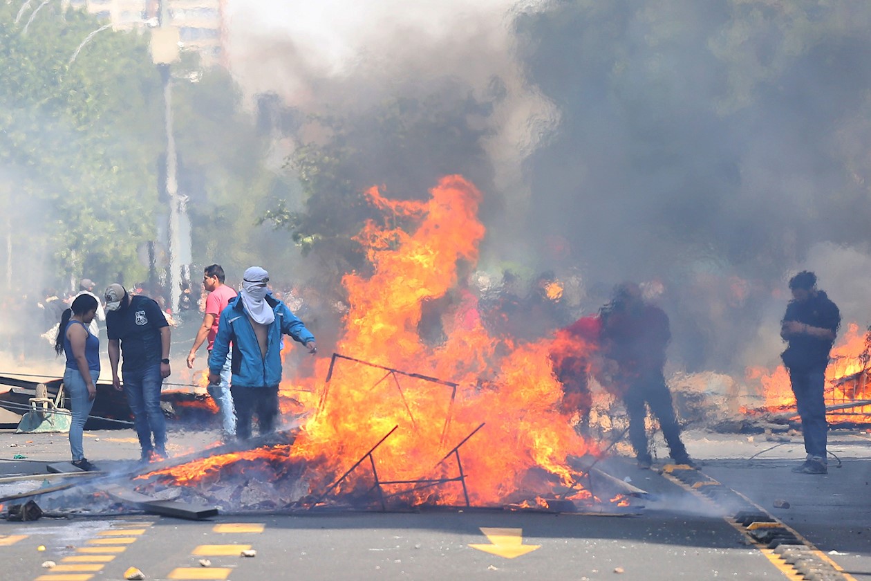 Para contener los brotes de protestas, el Gobierno chileno invocó a ley de seguridad del Estado, una legislación que regula los delitos contra la seguridad interior del país y que endurece las penas para aquellos que resulten culpables de los desórdenes y disturbios. 