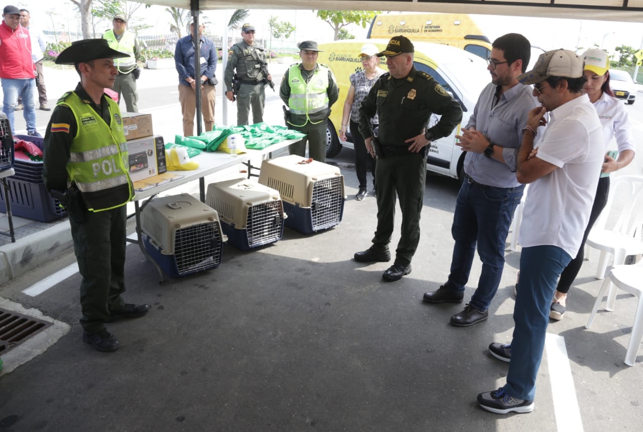 El general Ricardo Alarcón, comandante de la Mebar; Clemente Fajardo, secretario de Gobierno y el Alcalde Alejandro Char.