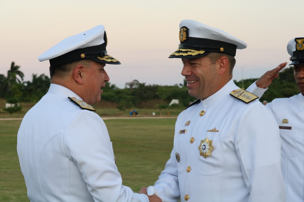 El Director de la Escuela Naval de Suboficiales, Contralmirante Juan Ricardo Rozo, recibió la medalla por 30 años de servicio.