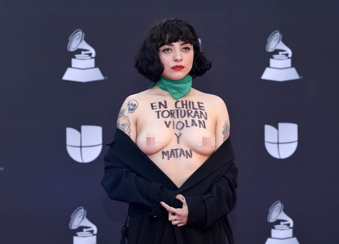 La cantante chilena Mon Laferte en la alfombra roja de los Latin Grammy 2019.