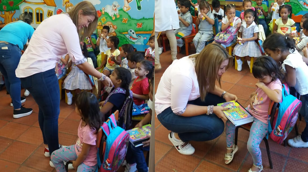 La primera gestora Liliana Ramírez entregando los cuadernos.