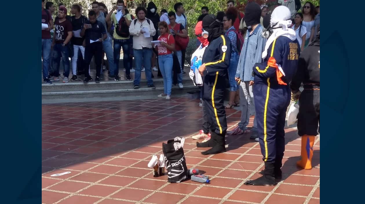 Encapuchados luciendo hoy uniformes de una empresa de seguridad.