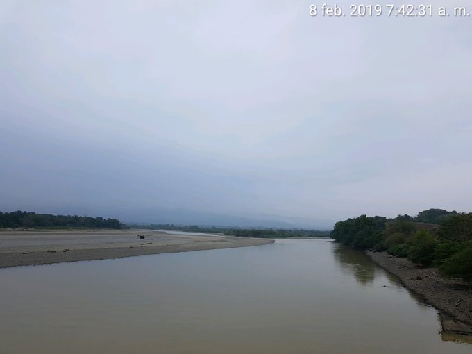 Según EPM, esta foto del Río Cauca en Cáceres es en horas de la mañana, antes de abrir las compuertas del vertedero del Proyecto Ituango.