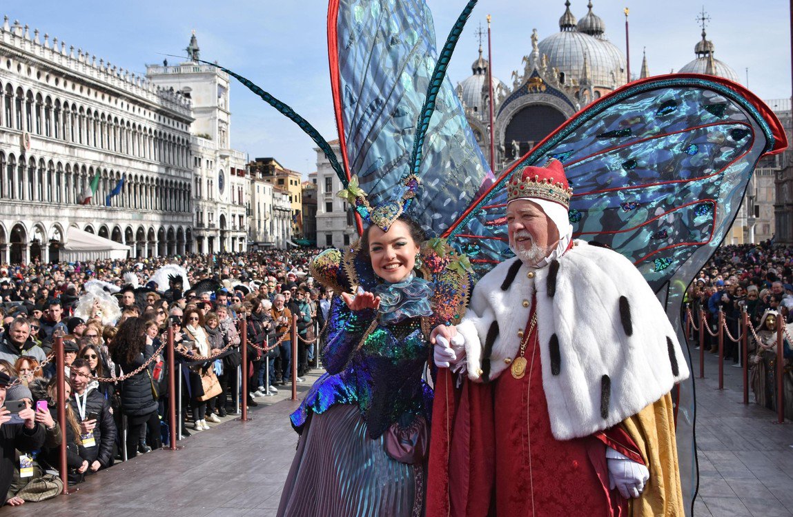 Desfile inicial del Carnaval de Venecia.