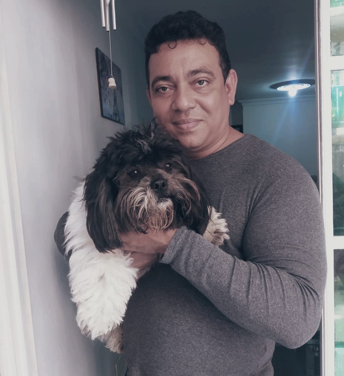 Luis Herazo y su mascota 'Junior'.