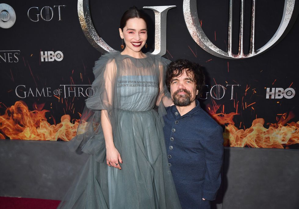 Los actores de la serie Emilia Clarke y Peter Dinklage.