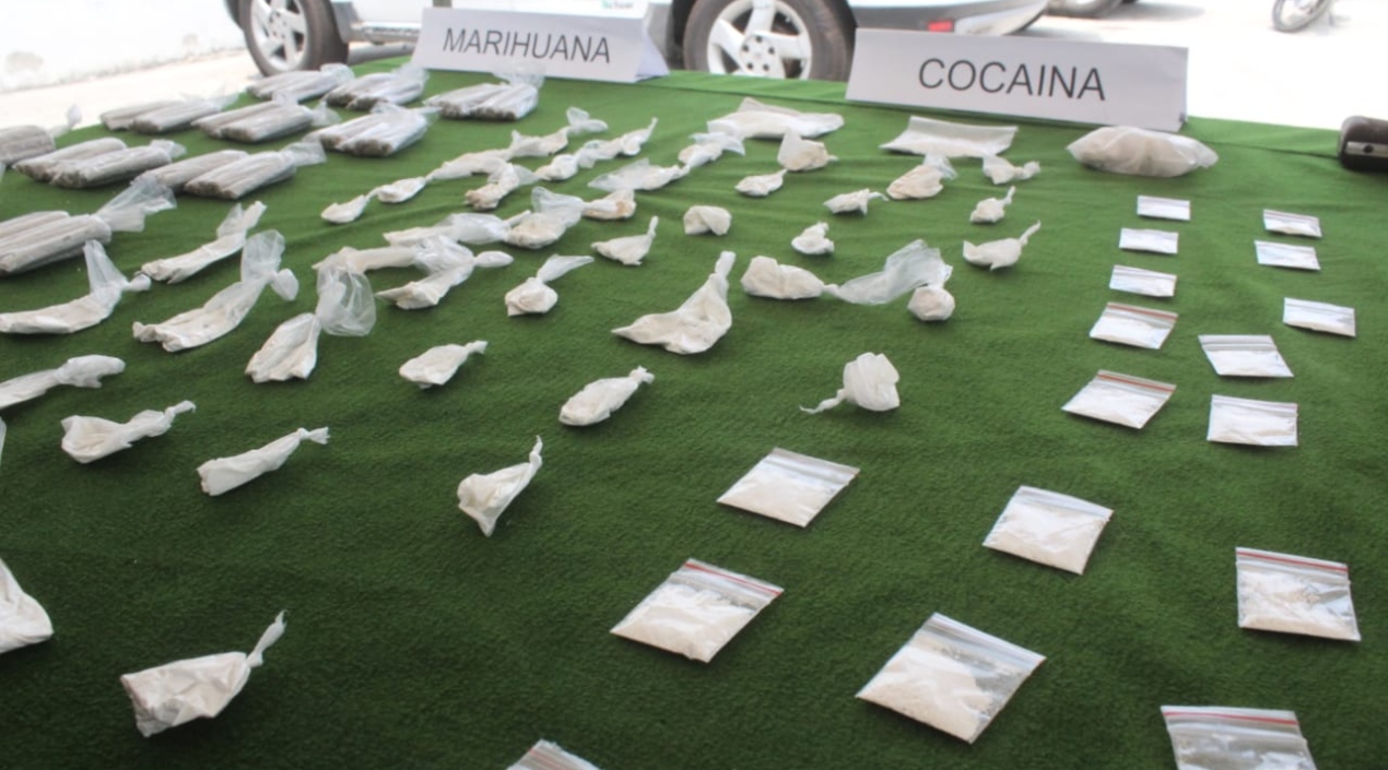 Marihuana y cocaína incautados en los operativos.