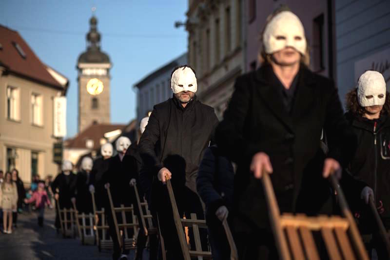 Participantes lucen máscaras blancas mientras empujan carretillas de madera durante una procesión de Pascua celebrada este viernes en la ciudad de Ceské Budejovice, Bohemia del Sur, República Checa.