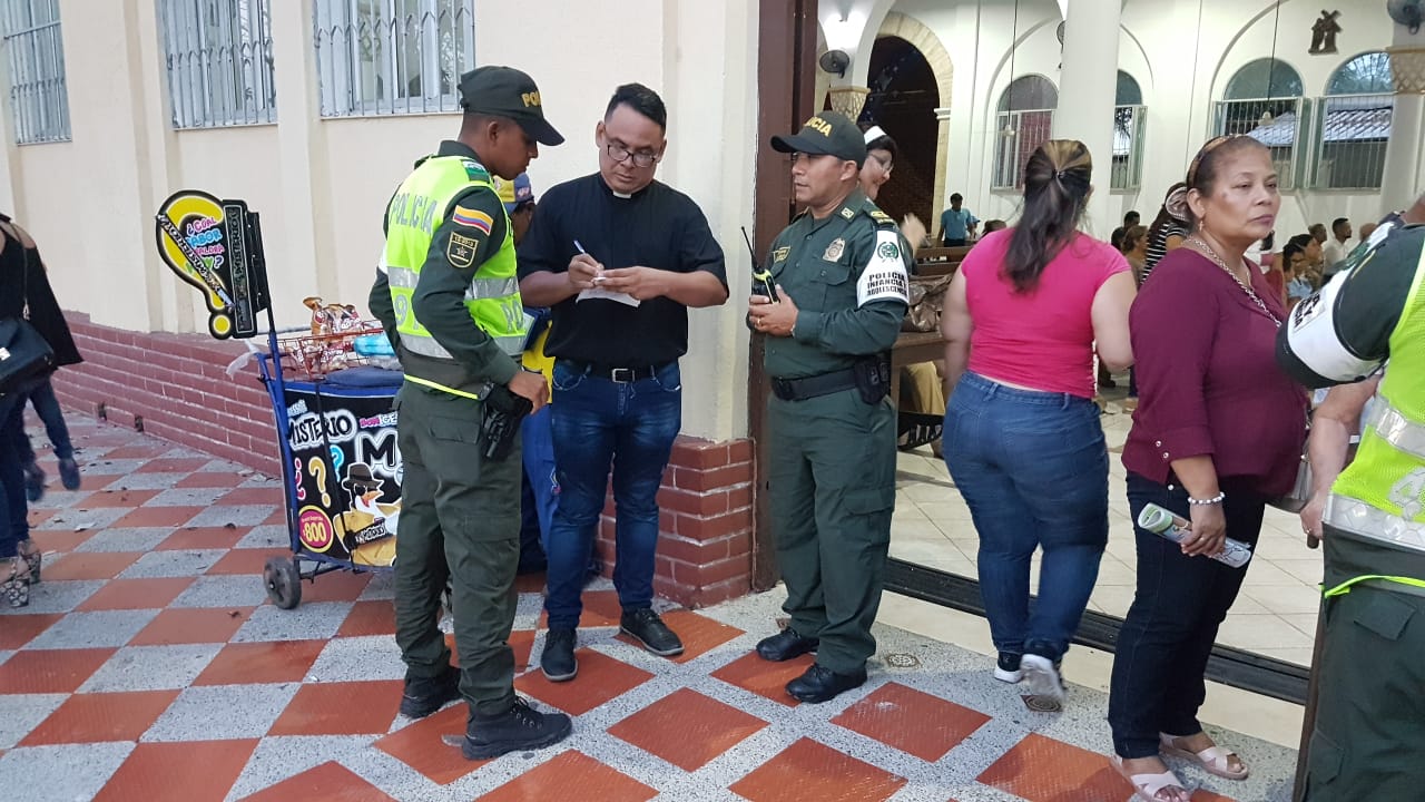 El párraco de la Iglesia San Clemente Romano, Edwin José González Arroyo, en el barrio Pumarejo de Barranquilla, recibe la información de la Policía.