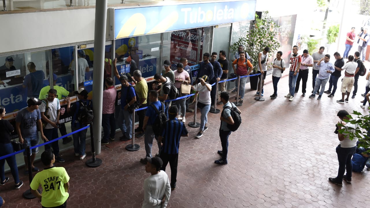 Las largas filas están desde temprano en las puertas de Tu Boleta. 