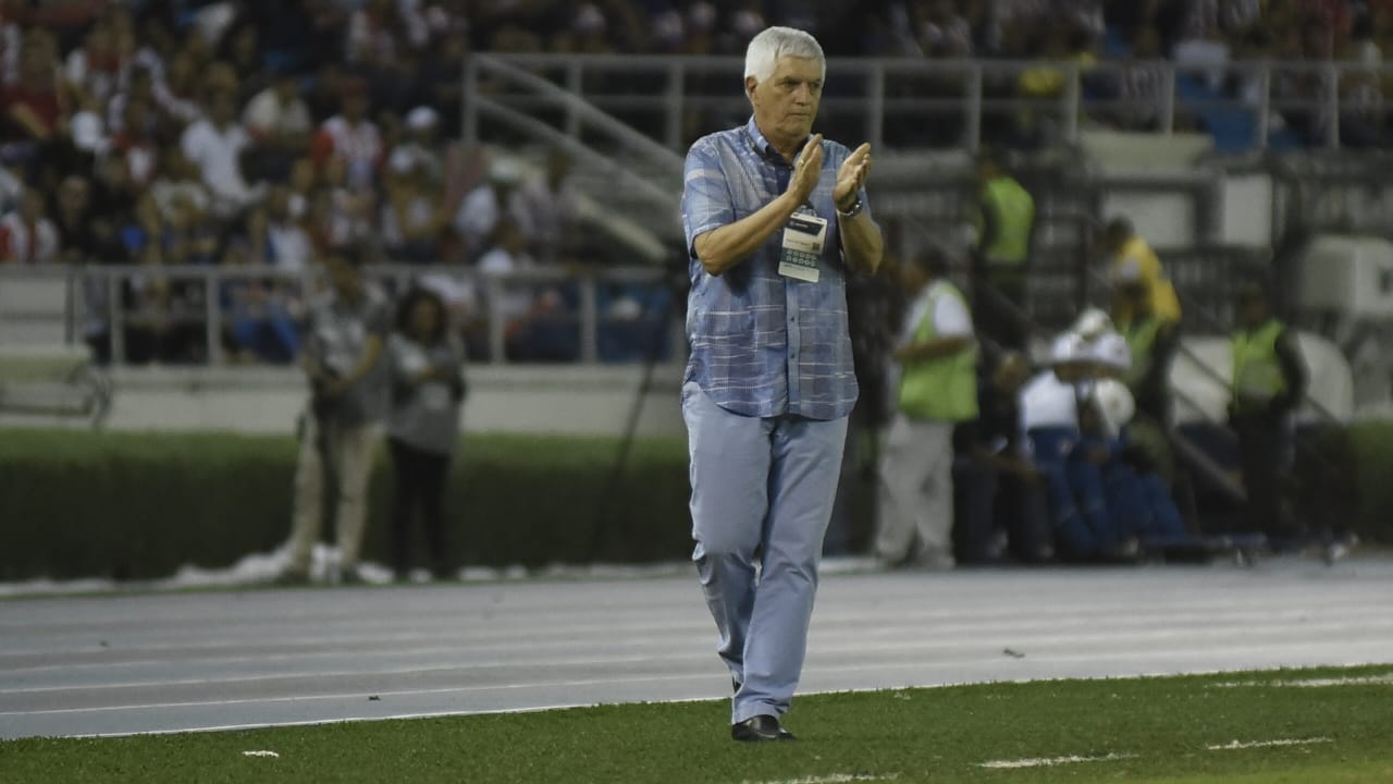 Julio Comesaña con su ya conocida camisa azul. 