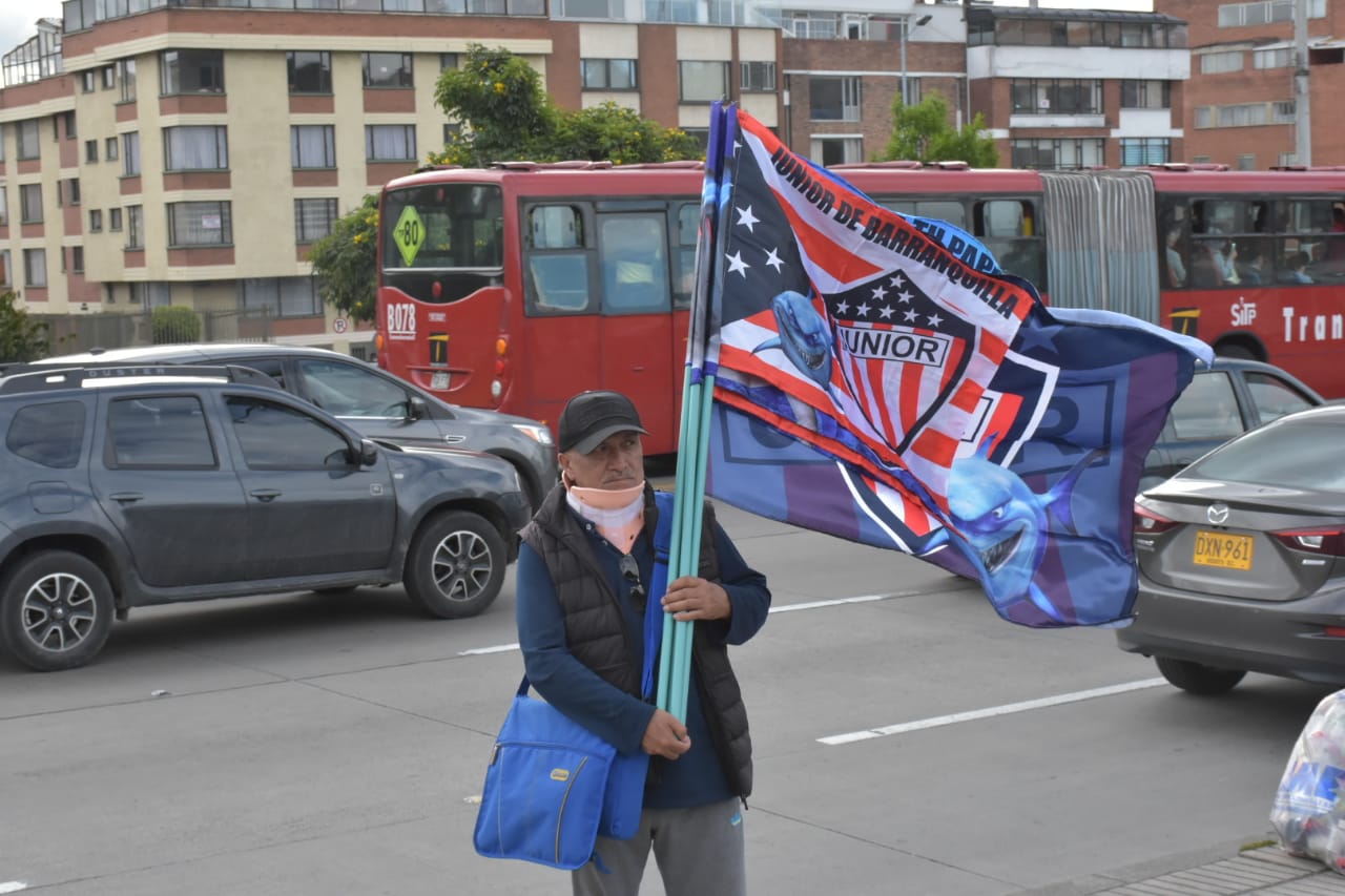 Los hinchas de Junior a las afueras de El Campín.