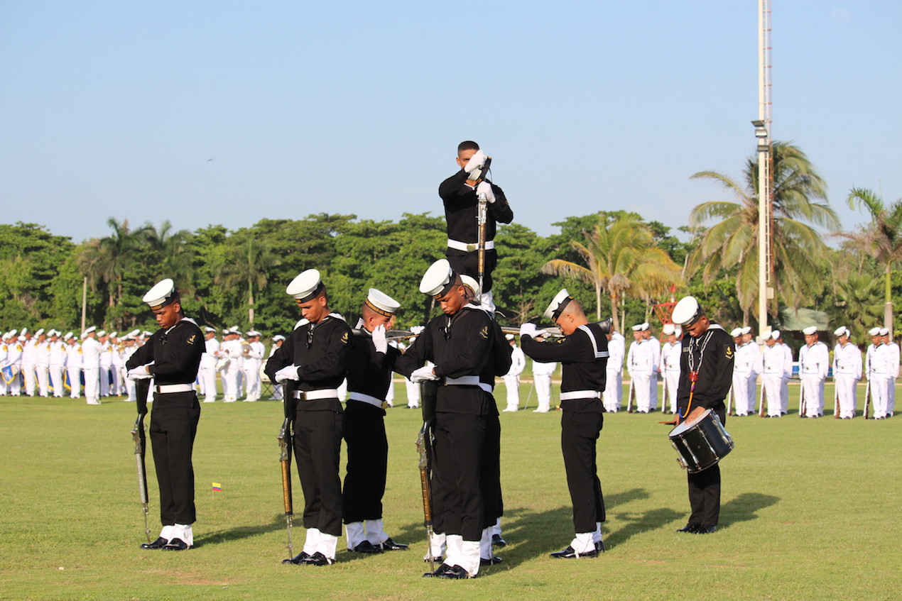 Parte de la ceremonia militar de ascenso de 6 oficiales.