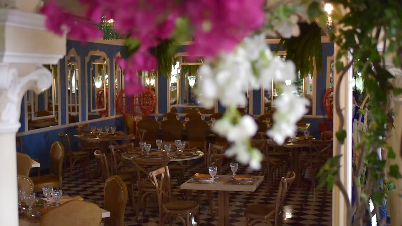 La vegetación genera frescura en el restaurante 'Azul del Prado.