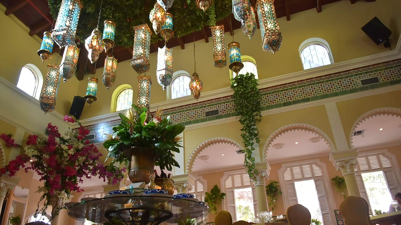 Las lámparas turcas del sitio causan sensación en los comensales. Le dan un estilo europeo al lugar.