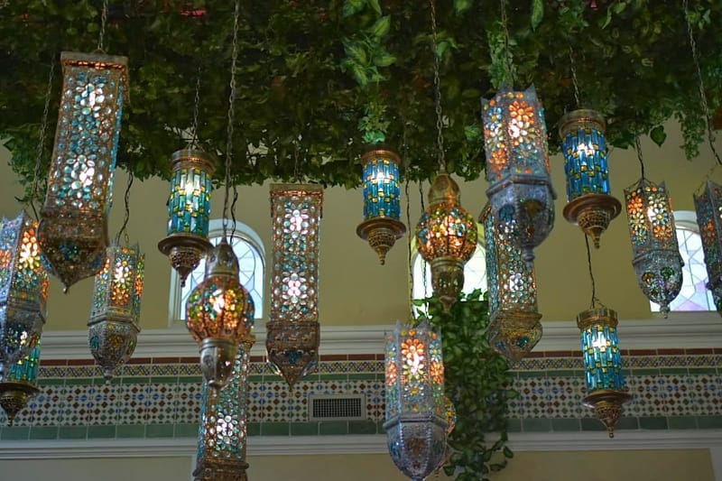 Las lámparas turcas que iluminan el restaurante 'Azul del Prado'. 