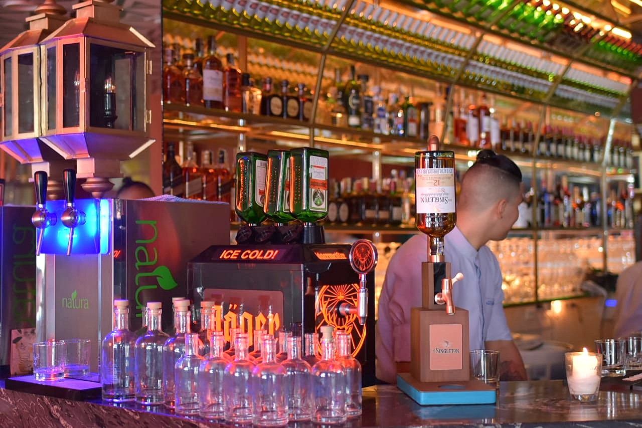 El bar del restaurante 'Azul del Prado', un espacio de diversión para los comensales.