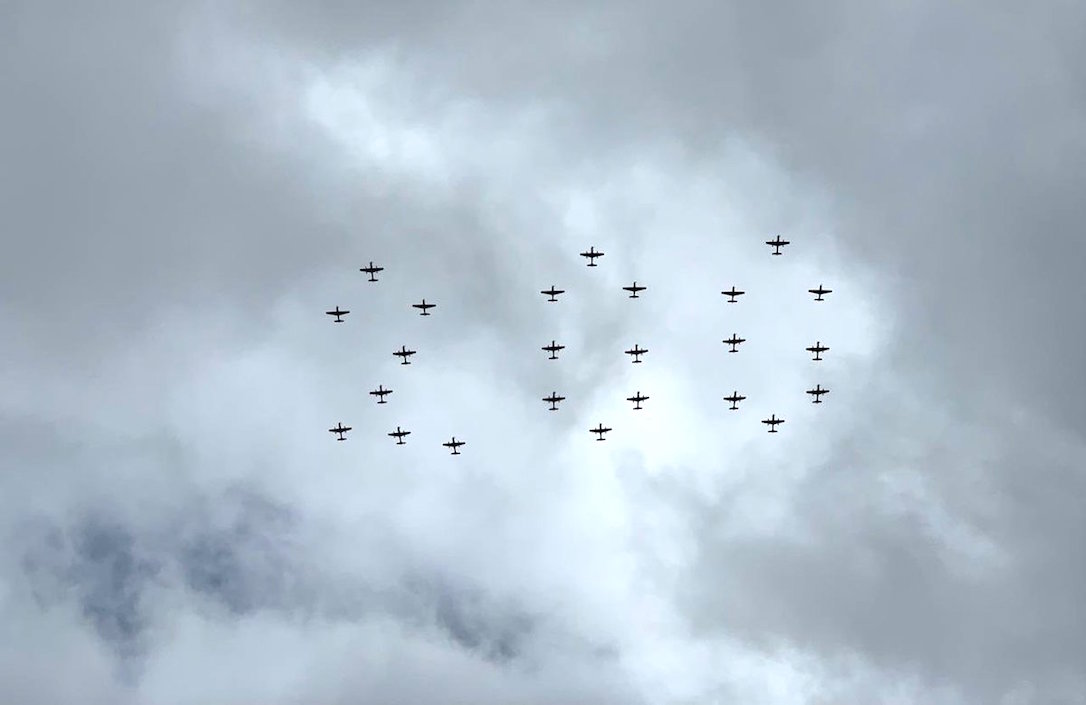  Aeronaves de la Fuerza Aérea Colombiano dibujando en el cielo bogotano el número 200 que representa los años de nuestra independencia.