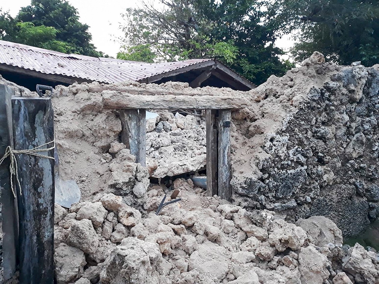 Casa e iglesias fueron afectadas debido a la actividad sísmica.
