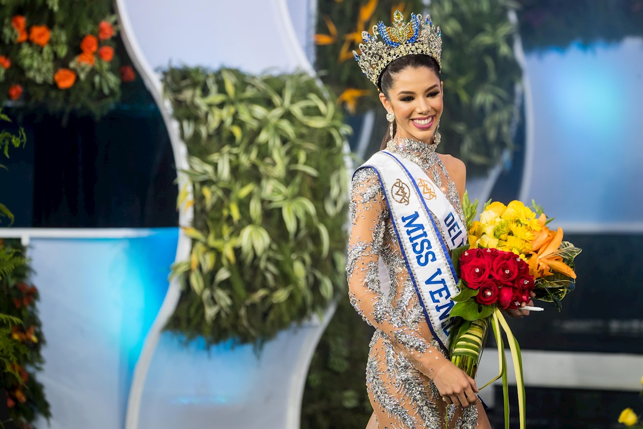  La representante de Delta Amacuro, Thalia Olvino, celebra luego de ganar el certamen de belleza Miss Venezuela 2019.