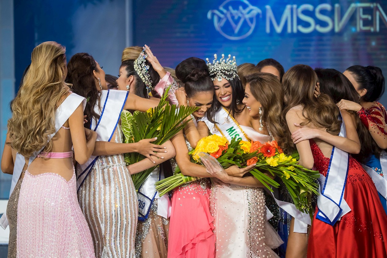 Concursantes felicitan a Thalia Olvino tras ganar el Miss Venezuela 2019.