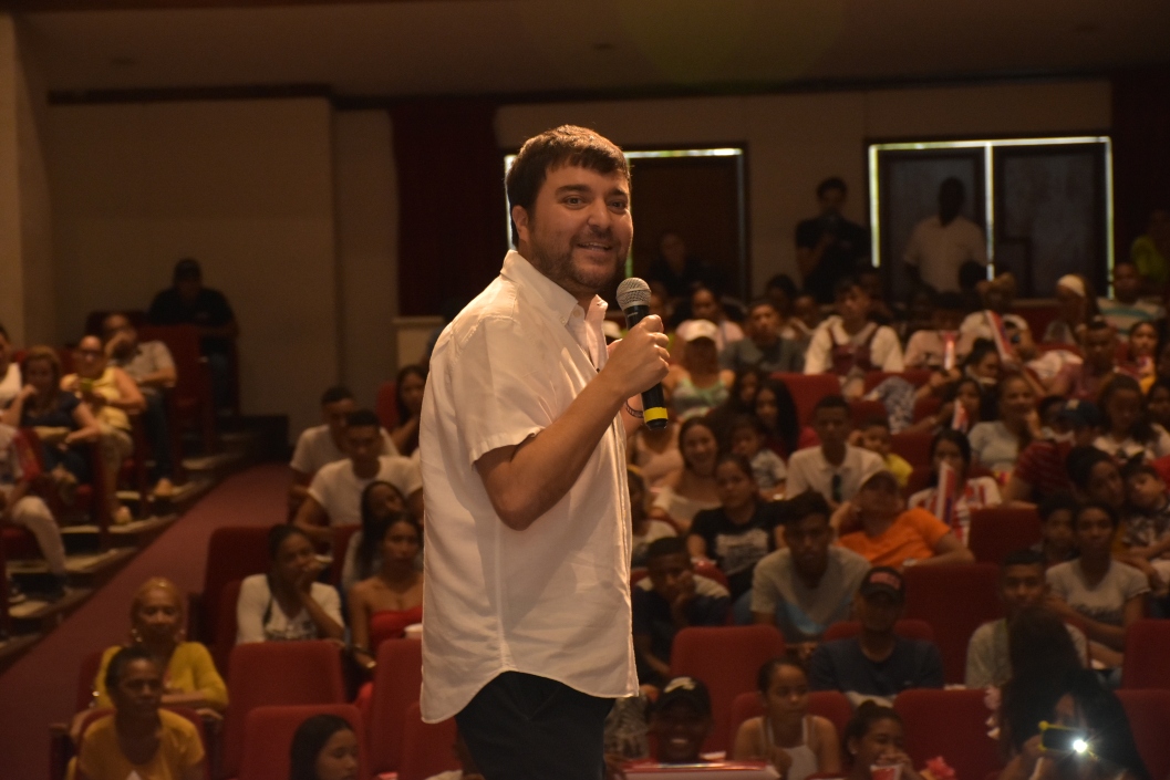 El candidato Jaime Pumarejo con los hacedores del Carnaval.