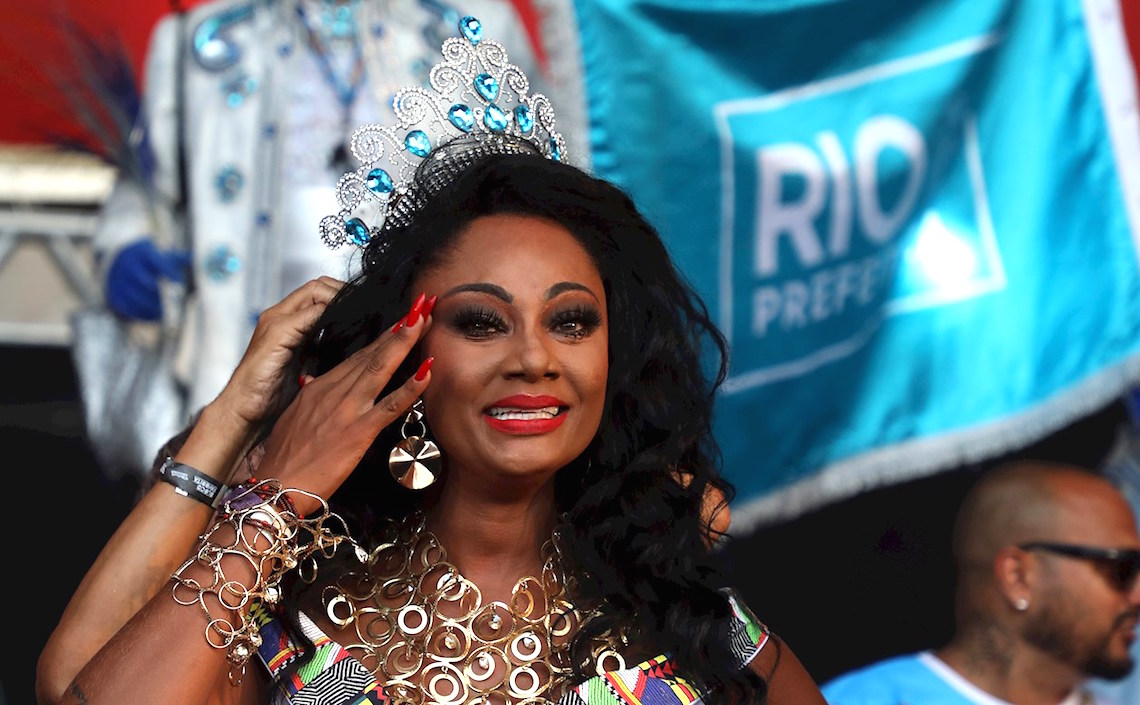 Camila Aparecida da Silva llora tras ser elegida Reina del Carnaval.