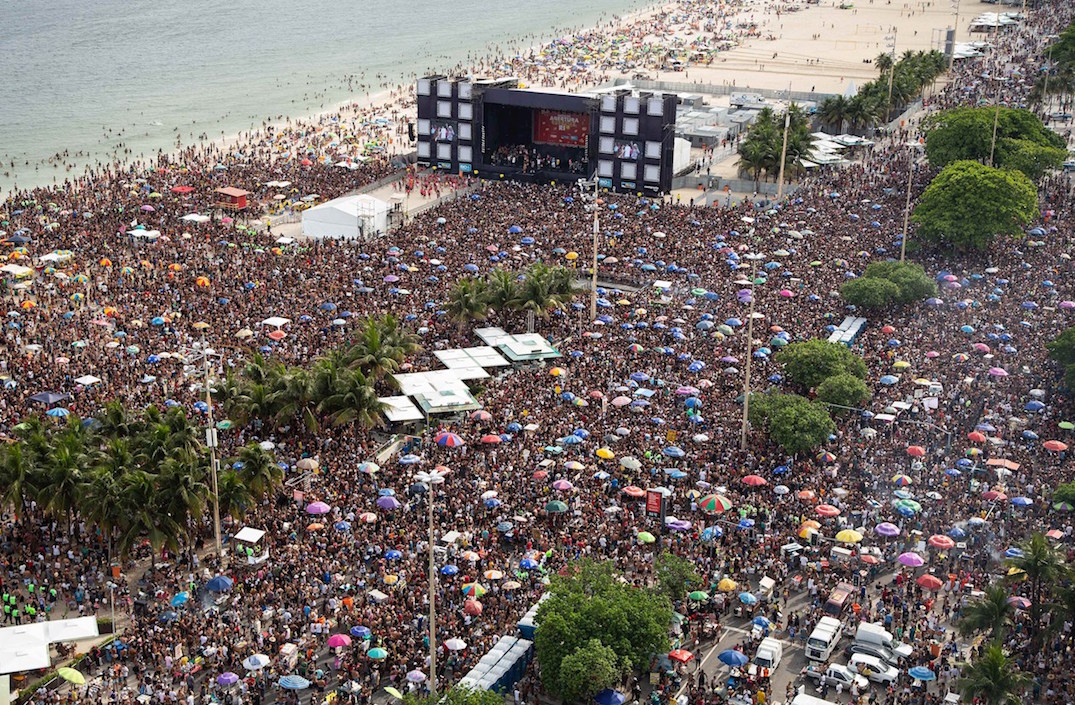 Masiva asistencia en la playa de Copacabana, Río de Janeiro (Brasil). 