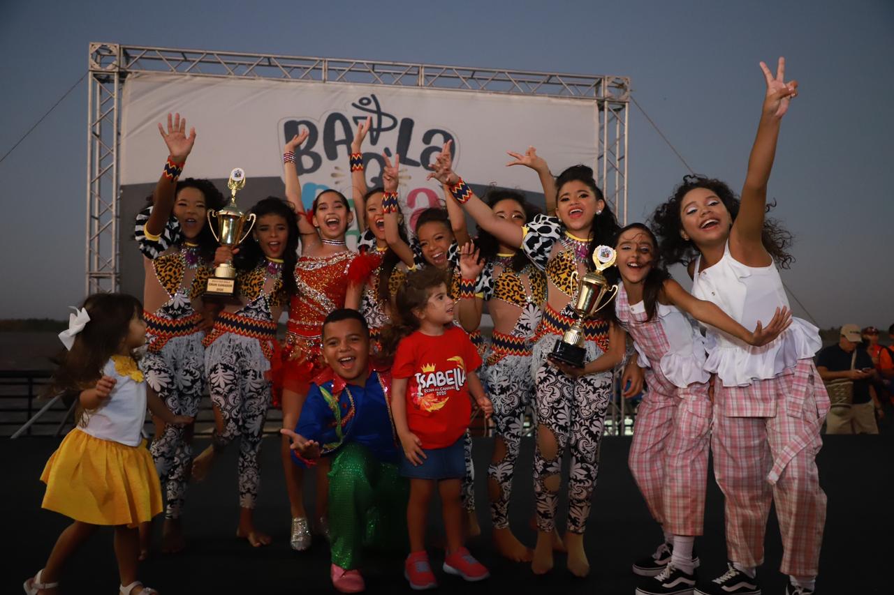 Reyes del Carnaval de los Niños junto a los grupos ganadores.