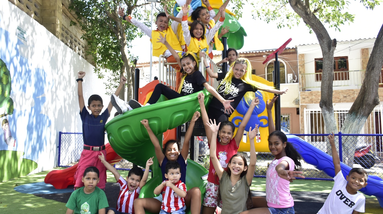 Los niños en el parque La Castellana, en Barrio Abajo.
