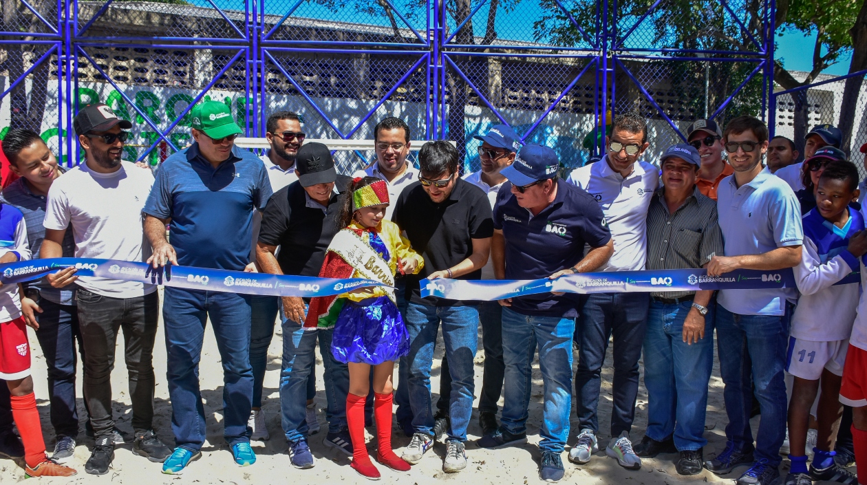 Momento en el que el Alcalde Jaime Pumarejo corta la cinta en el parque La Castellana, en Barrio Abajo.