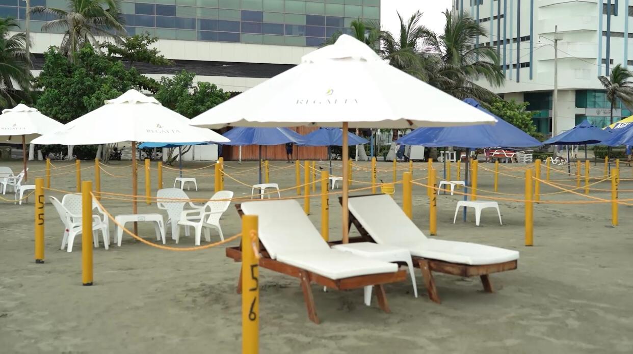 Los turistas o locales pueden o no alquilar los elementos como parasoles y sillas.