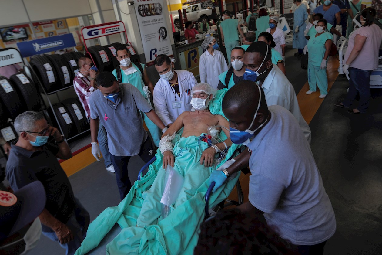 Pacientes son evacuados de uno de los pabellones del Hospital Federal de Bonsucesso, a un taller cercano hoy, en Río de Janeiro (Brasil).