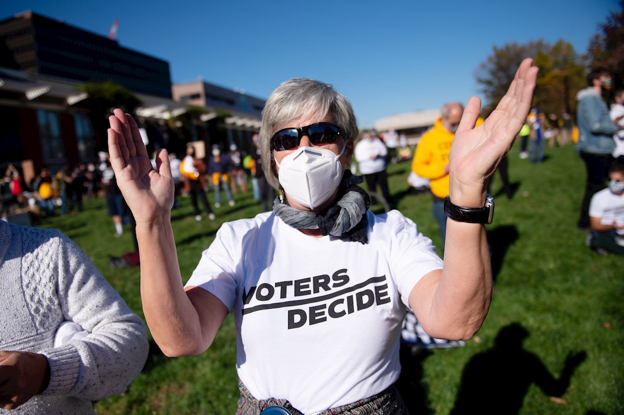Esta mujer en Pensilvania protesta por resultados electorales..