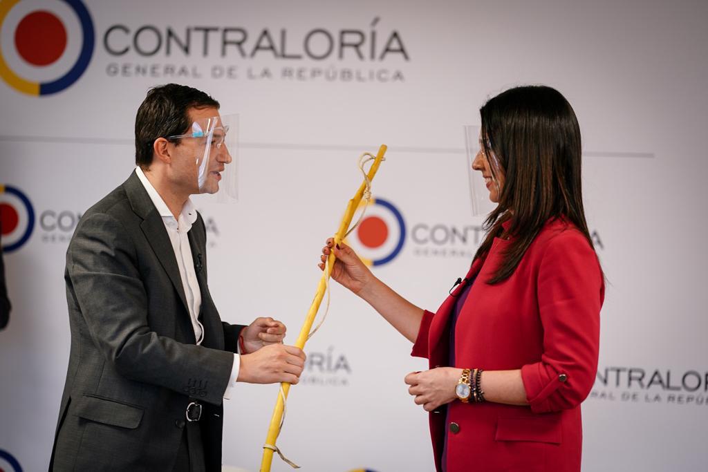 El Contralor Felipe Córdoba entregando el zurriago de arriero a la Ministra de Educación, María Victoria Angulo.