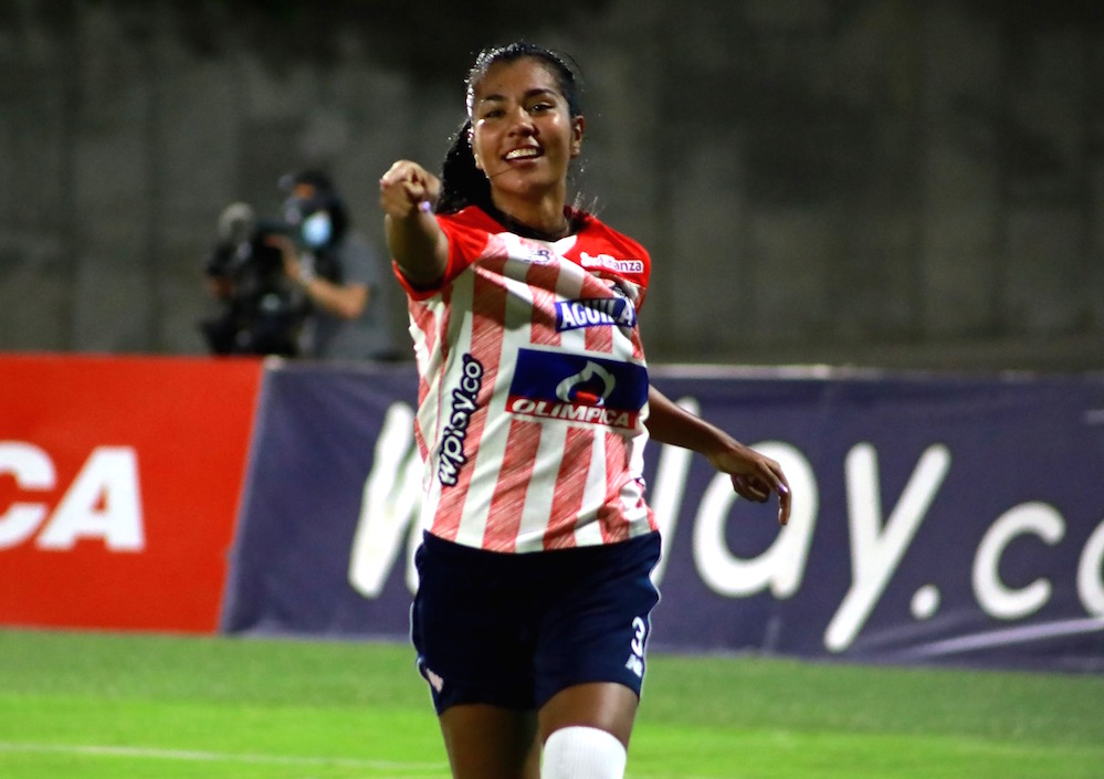 Daniela Arias celebrando el gol del empate.