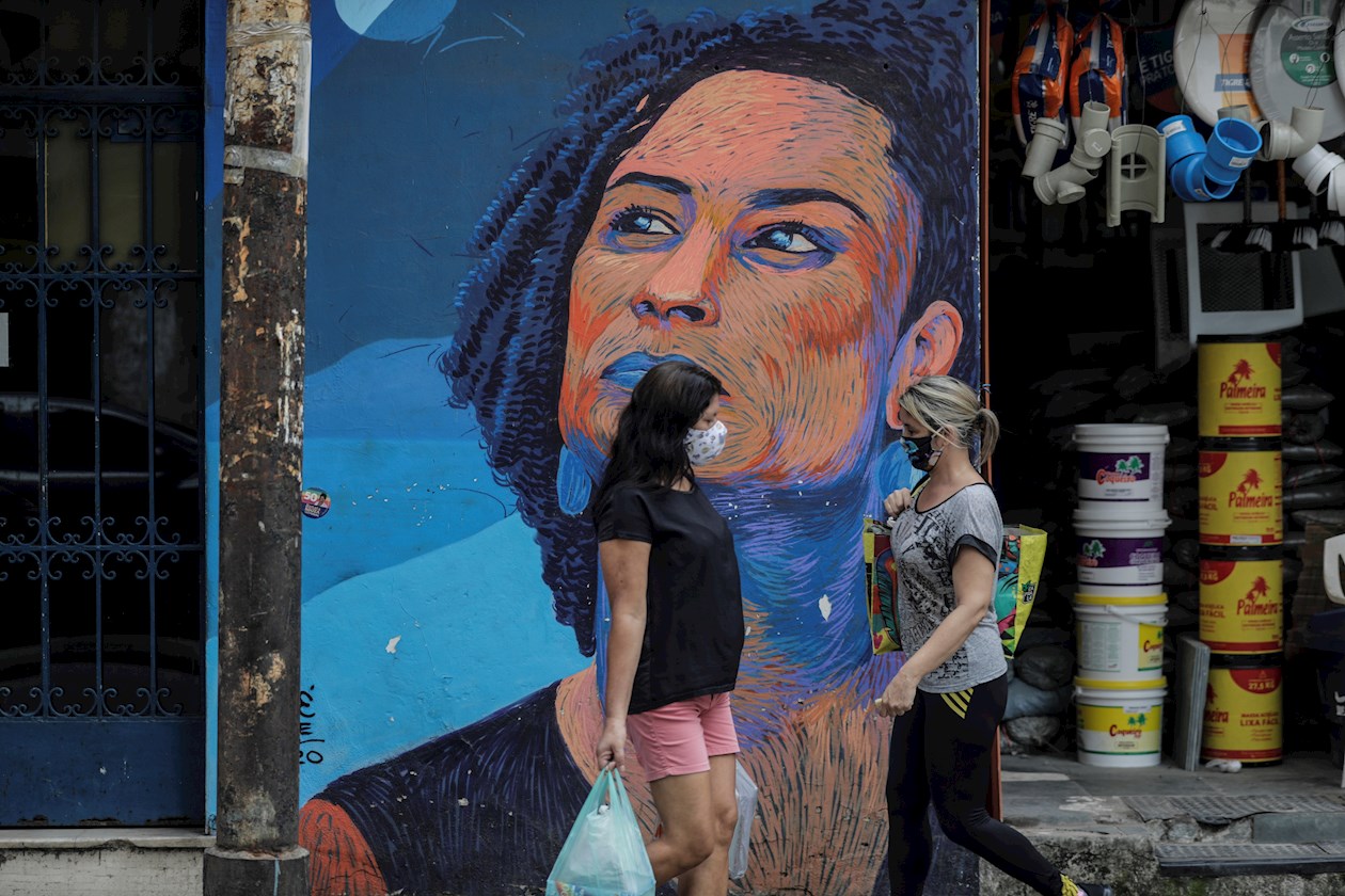 Fotografía tomada el 23 de noviembre que muestra la pintura de la concejala Marielle Franco, la famosa activista por los derechos de mujeres, homosexuales y negros cuyo asesinato a tiros en 2018 tuvo amplia repercusión mundial en Río de Janeiro. 