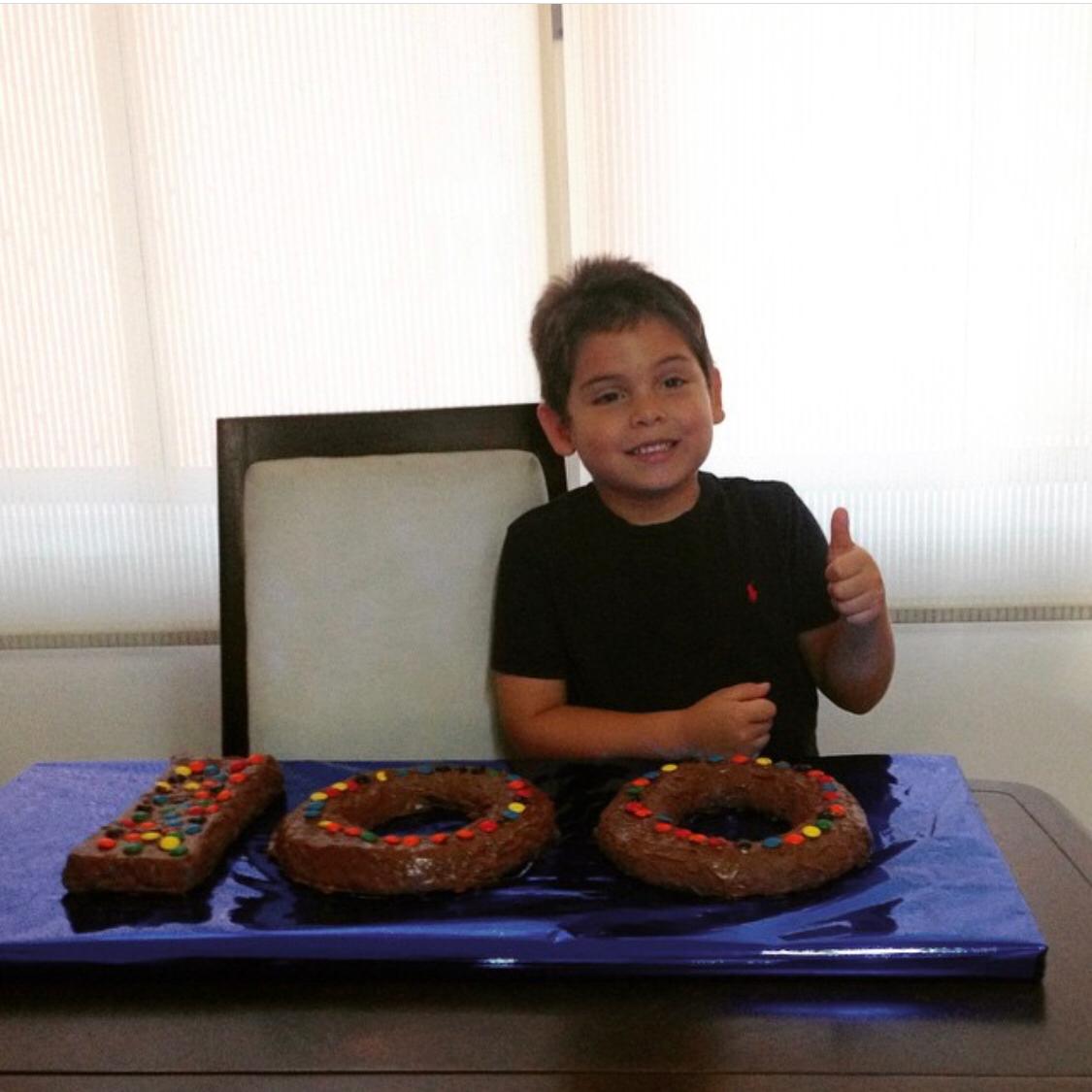 En 2015, Elías Amar levando su torta de brownie al colegio.