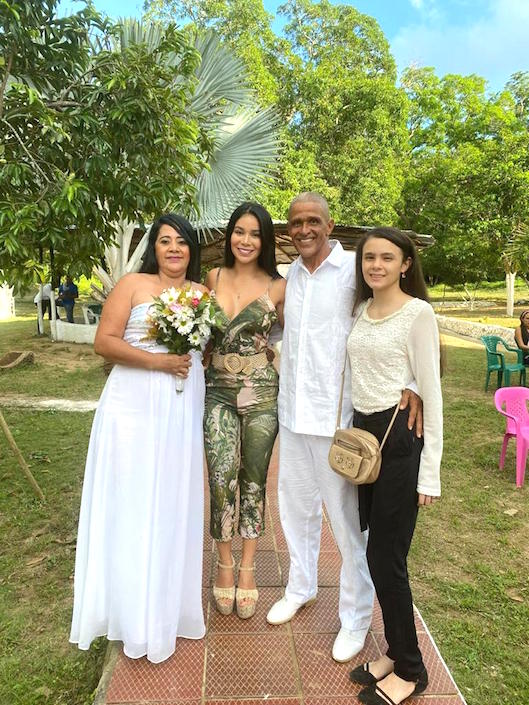 Pepe con Luz Patricia y sus hijas Gisselle Paola y María José.