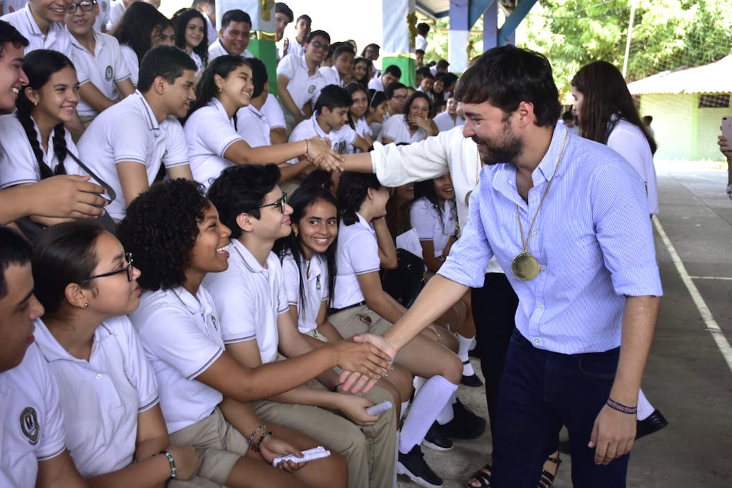 El Alcalde saludando a los estudiantes.